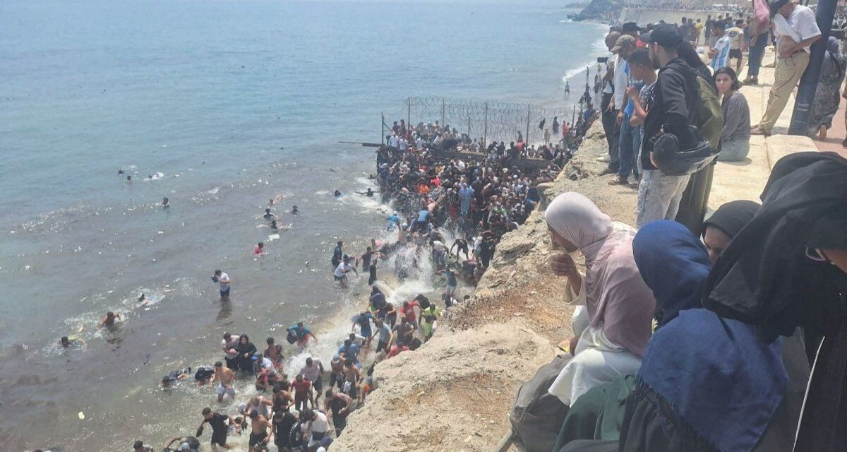 España refuerza la frontera tras una nueva avalancha de inmigrantes desde Marruecos