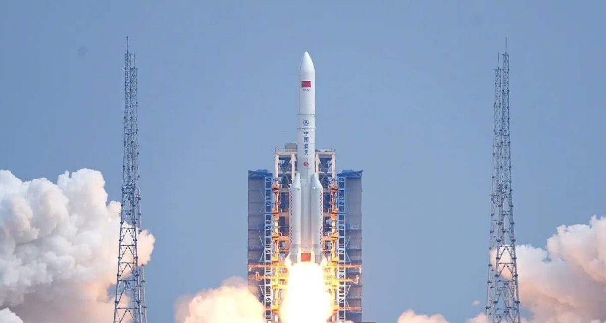 China prepara un cohete que explorará el polo sur de la Luna