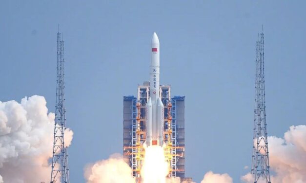 China prepara un cohete que explorará el polo sur de la Luna