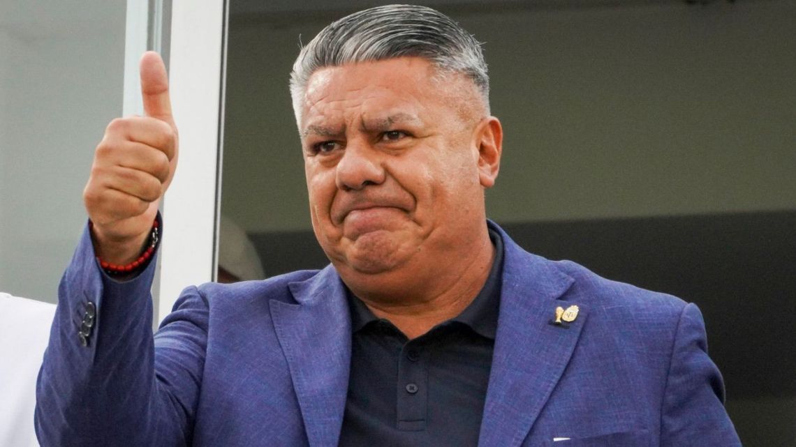Chiqui Tapia se hizo secar la nuca en una entrevista en vivo de Lionel Messi