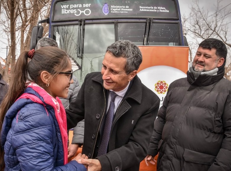 Operativo oftalmológico gratuito recorrerá 12 departamentos con atención para chicos y servicios para toda la familia