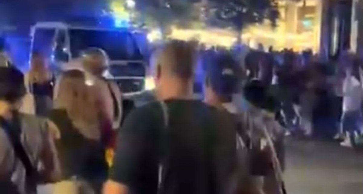 Un muerto y 16 heridos tras el atropello masivo de una camioneta durante el Día del Orgullo