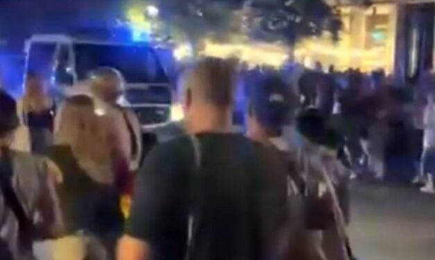 Un muerto y 16 heridos tras el atropello masivo de una camioneta durante el Día del Orgullo