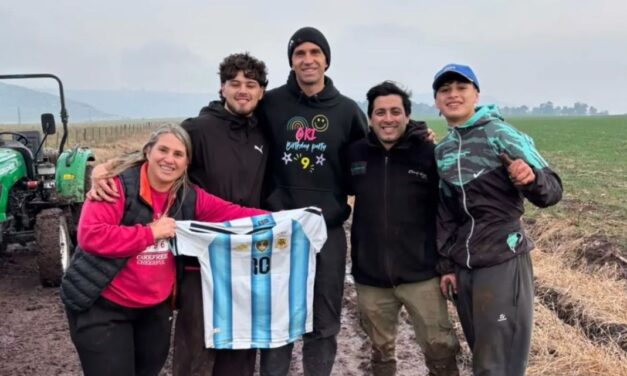 Dibu Martínez quedó atrapado en el barro: cómo fue el rescate y el emotivo regalo a los vecinos