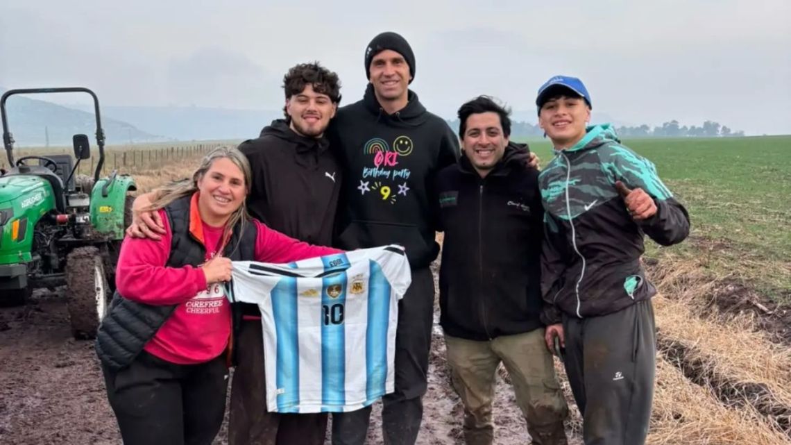 Dibu Martínez quedó atrapado en el barro: cómo fue el rescate y el emotivo regalo a los vecinos