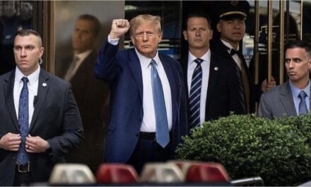 Donald Trump despidió a miembros de la Comisión de Asistencia Electoral a cuatro meses de las elecciones de mitad de mandato