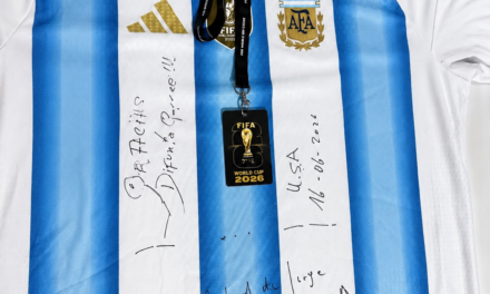La Difunta Correa exhibe una camiseta mundialista firmada por la Selección Argentina