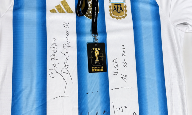La Difunta Correa exhibe una camiseta mundialista firmada por la Selección Argentina