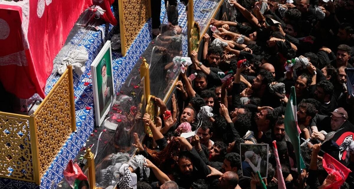 Irán despidió a Alí Jameneí en Mashad con una multitudinaria ceremonia marcada por amenazas contra Donald Trump