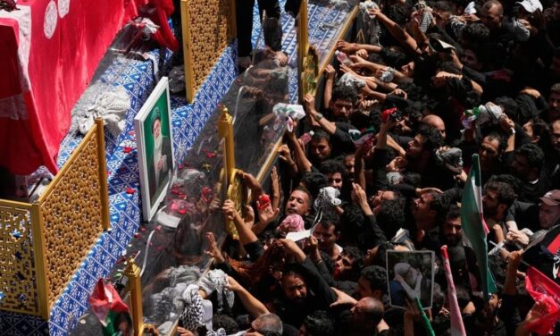 Irán despidió a Alí Jameneí en Mashad con una multitudinaria ceremonia marcada por amenazas contra Donald Trump