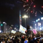 «Argentino en las buenas y en las malas»: miles de hinchas se reunieron en el Obelisco y otros puntos del país para honrar a la Selección