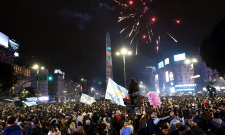 «Argentino en las buenas y en las malas»: miles de hinchas se reunieron en el Obelisco y otros puntos del país para honrar a la Selección