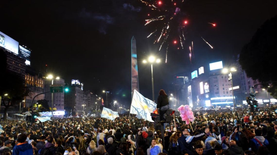 «Argentino en las buenas y en las malas»: miles de hinchas se reunieron en el Obelisco y otros puntos del país para honrar a la Selección
