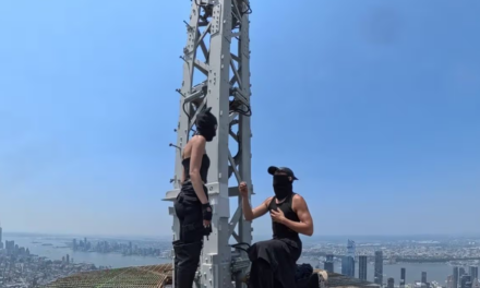 Una pareja escaló sin arnés el Empire State Building de Nueva York