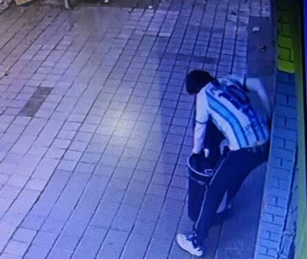 Con la camiseta argentina puesta intentó abrir un auto y terminó preso