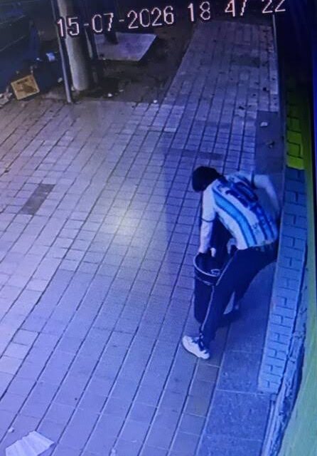 Con la camiseta argentina puesta intentó abrir un auto y terminó preso