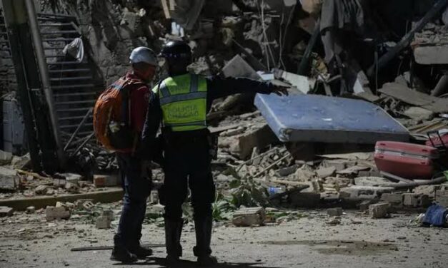 «Encontraron una bolsa con dólares y quisieron llevársela»: grave denuncia contra funcionarios en medio de la tragedia en Venezuela