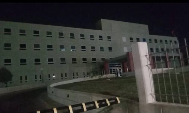Urgente: Evacuan el Hospital Rawson por un incendio en la terraza del Edificio Verde