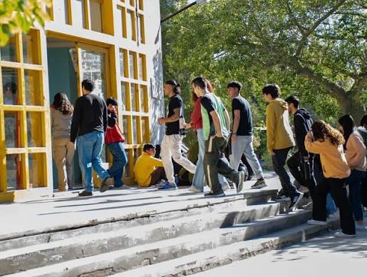 El proyecto para cobrar salud y educación a extranjeros abrió el debate en San Juan: qué opinaron dirigentes políticos
