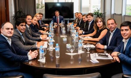 Orrego reunió a sus ministros para ultimar detalles antes de buscar financiamiento en el exterior
