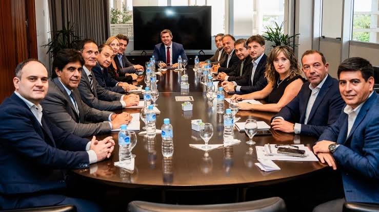 Orrego reunió a sus ministros para ultimar detalles antes de buscar financiamiento en el exterior