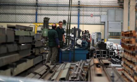 Industriales advierten por el aumento del costo del gas y la caída de la actividad