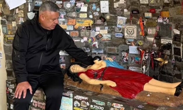 La promesa mundialista quedó saldada: Tapia regresó a la Difunta Correa con un emotivo regalo