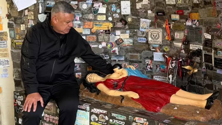 La promesa mundialista quedó saldada: Tapia regresó a la Difunta Correa con un emotivo regalo