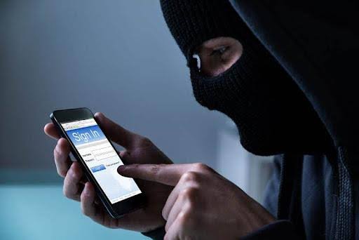 Le sacaron el celular en Chile y en minutos le vaciaron $6 millones: tres imputados deberán devolver el dinero