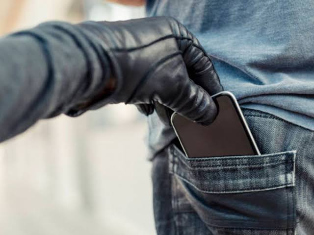 Entró a robar un celular en un local de comidas, amenazó a quienes lo persiguieron y ahora pasará un año y medio preso