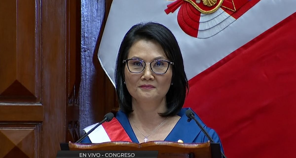 Keiko Fujimori asumió la Presidencia de Perú en un escenario de fuerte polarización política