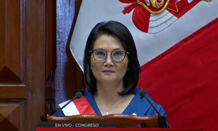 Keiko Fujimori asumió la Presidencia de Perú en un escenario de fuerte polarización política