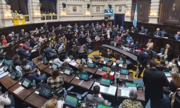 Legisladores de LLA y el PRO presentaron un proyecto para arancelar la salud y la educación a extranjeros en la Provincia