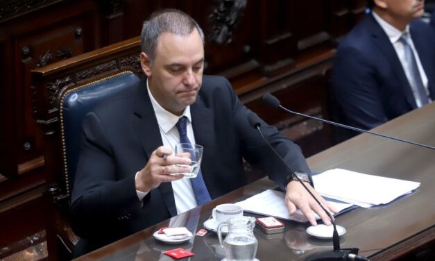 La Justicia prohibió la salida del país del exjefe de gabinete Manuel Adorni