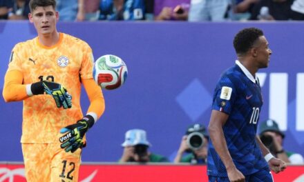 Venganza insólita: el pelotazo del arquero paraguayo a Mbappe tras ser eliminado en el Mundial