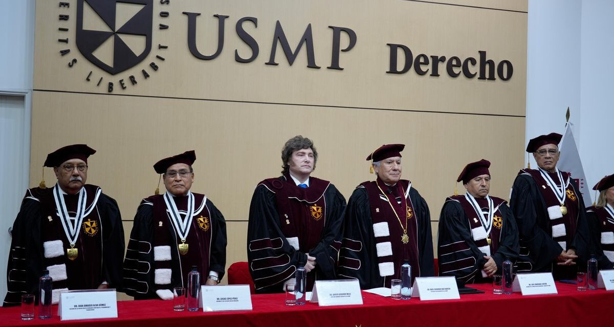 Javier Milei recibió el título de Doctor Honoris Causa de una universidad de Perú