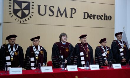 Javier Milei recibió el título de Doctor Honoris Causa de una universidad de Perú