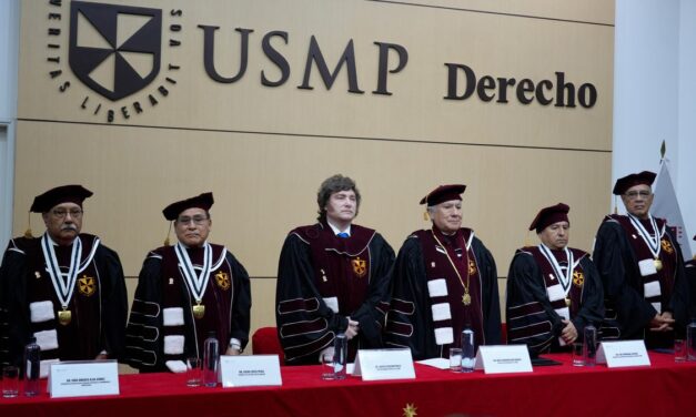 Javier Milei recibió el título de Doctor Honoris Causa de una universidad de Perú