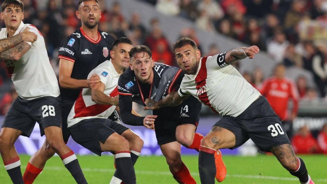 Nicolás Otamendi explotó tras la caída de River ante Barracas: «Fueron dos penales, uno me tendrías que haber cobrado»