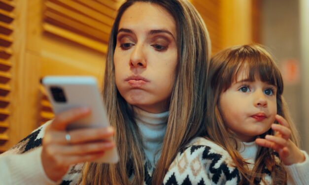 “Una colega, psicóloga clínica, se puso en contacto conmigo y me contó que su hija le había preguntado si quería más a su teléfono que a ella”