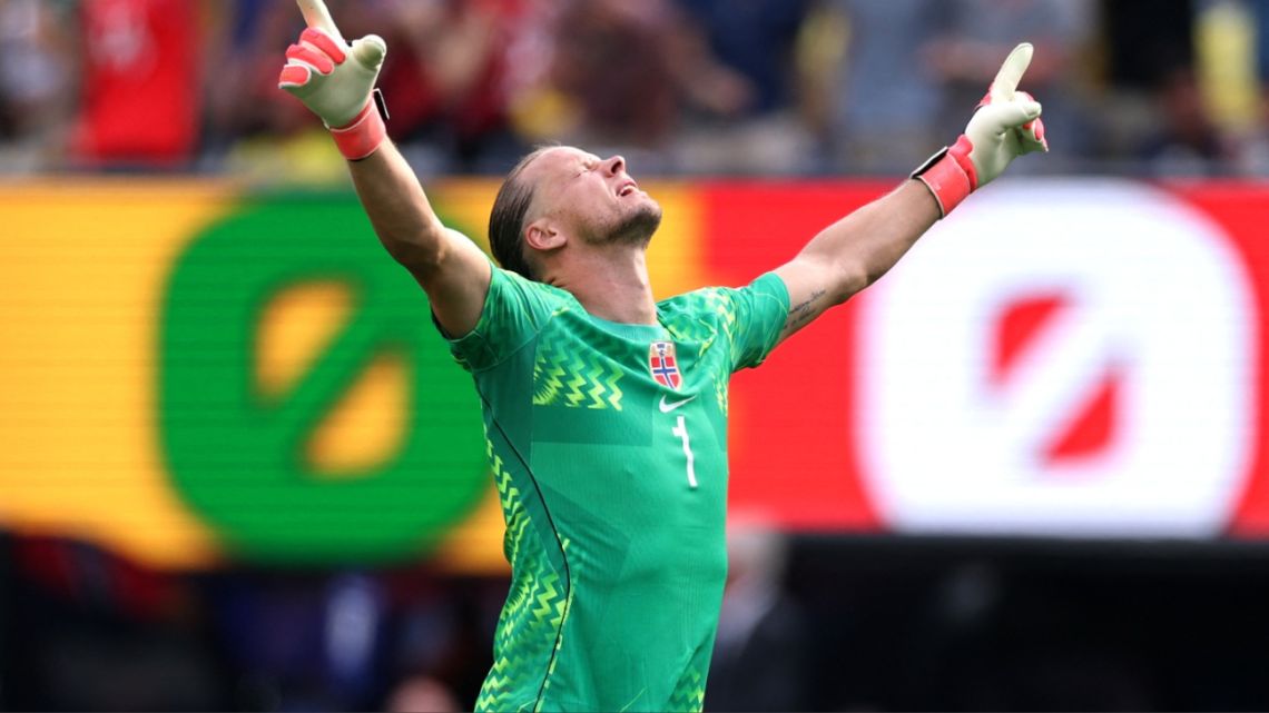 Quién Ørjan Nyland, el arquero de Noruega que fue figura y eliminó a Brasil