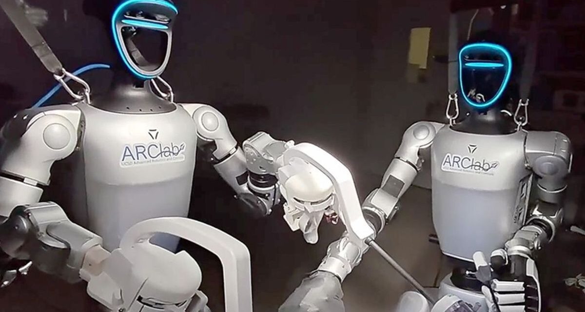 Cirujanos utilizan robots humanoides teleoperados para realizar una operación en vivo