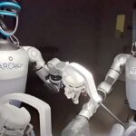 Cirujanos utilizan robots humanoides teleoperados para realizar una operación en vivo