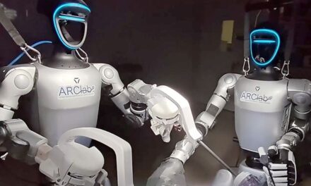 Cirujanos utilizan robots humanoides teleoperados para realizar una operación en vivo
