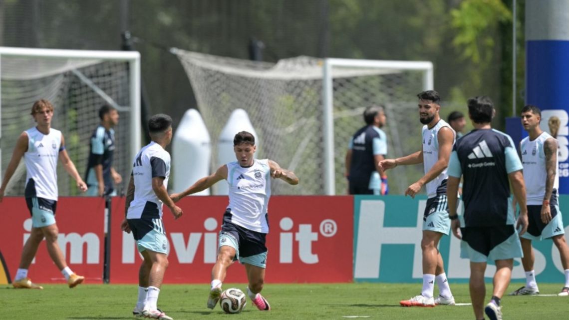 Lionel Scaloni define el equipo de la Selección Argentina para enfrentar a España en la final del Mundial 2026