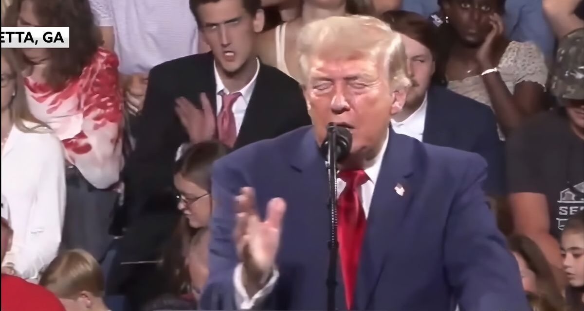 Imitador de Donald Trump se robó todas las miradas durante un acto de campaña en Georgia