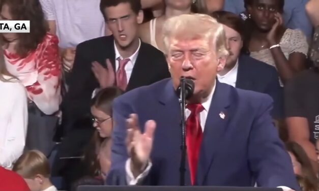 Imitador de Donald Trump se robó todas las miradas durante un acto de campaña en Georgia