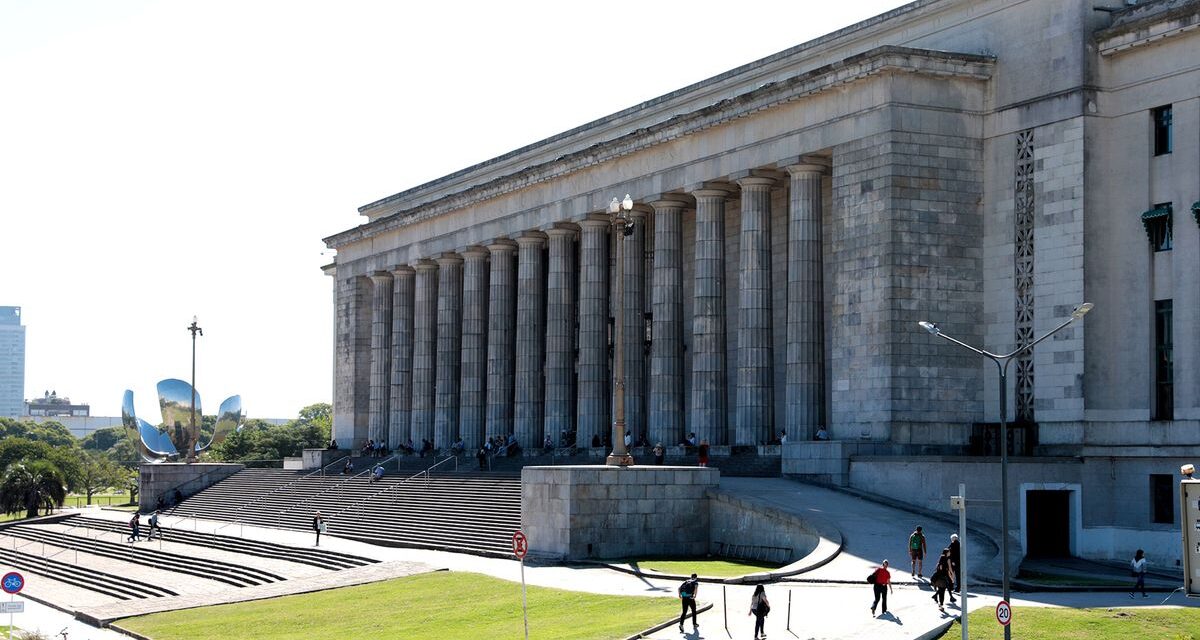 El Gobierno ratificó que las universidades pueden cobrarles a los extranjeros sin residencia permanente