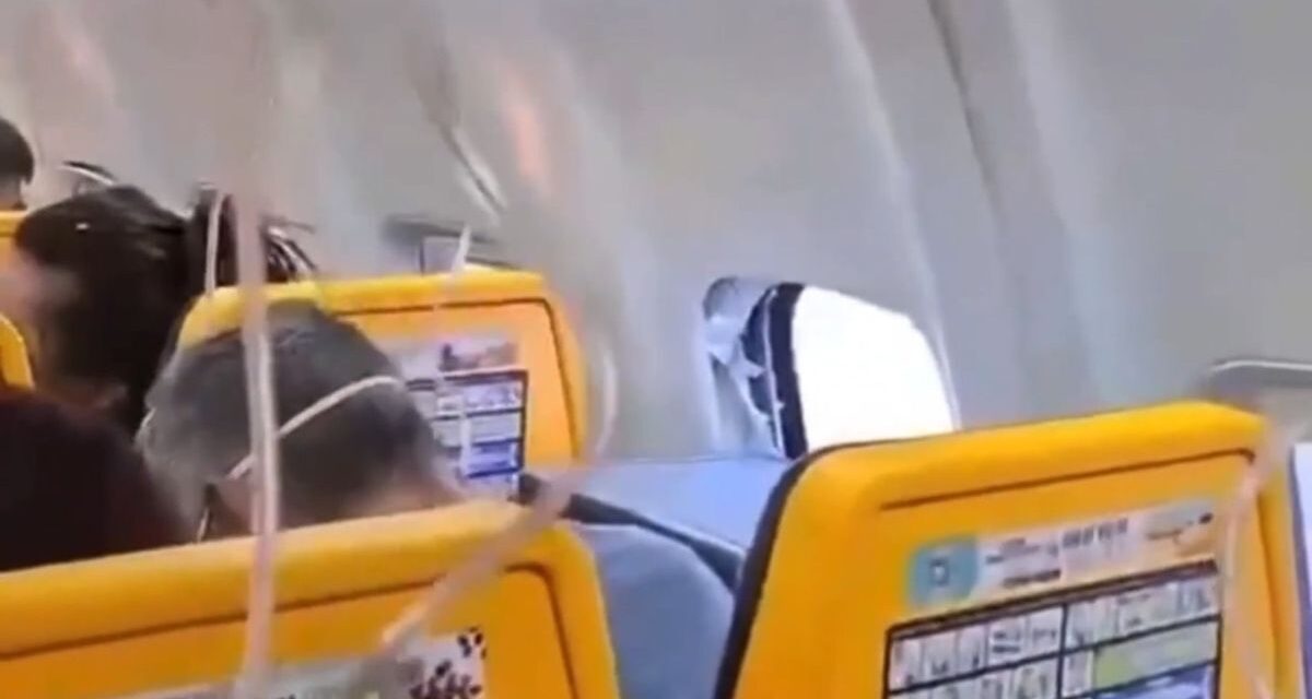 Un avión debió aterrizar de emergencia tras desprenderse una de las ventanillas