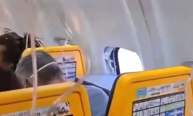 Un avión debió aterrizar de emergencia tras desprenderse una de las ventanillas
